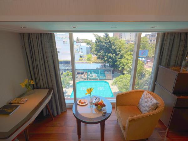 Taj MG Road Bengaluru : photo 1 de la chambre chambre de luxe avec vue sur la piscine et lits jumeaux