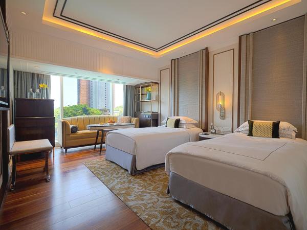 Taj MG Road Bengaluru : photo 2 de la chambre chambre de luxe avec vue sur la piscine et lits jumeaux