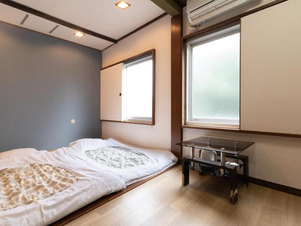 Tokyo Guest House Ouji Music Lounge : photo 5 de la chambre chambre lits jumeaux avec salle de bains privative