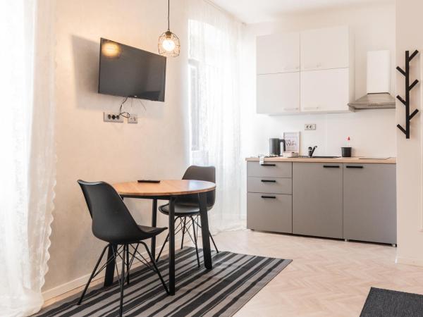 L&B Old Town Studio Apartments : photo 3 de la chambre appartement