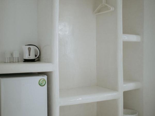 Hotel Thirasia : photo 5 de la chambre chambre double ou lits jumeaux avec fenêtre