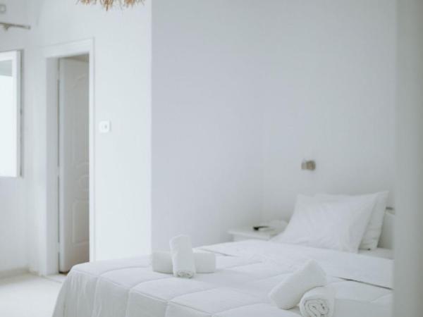 Hotel Thirasia : photo 6 de la chambre chambre double ou lits jumeaux avec fenêtre