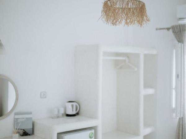 Hotel Thirasia : photo 4 de la chambre chambre double ou lits jumeaux avec fenêtre