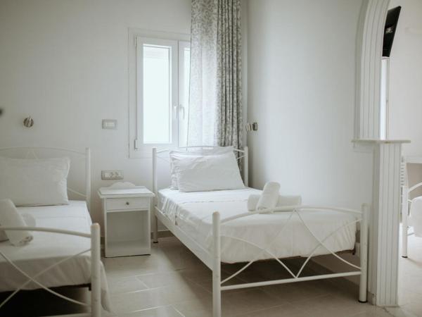 Hotel Thirasia : photo 2 de la chambre chambre quadruple avec balcon