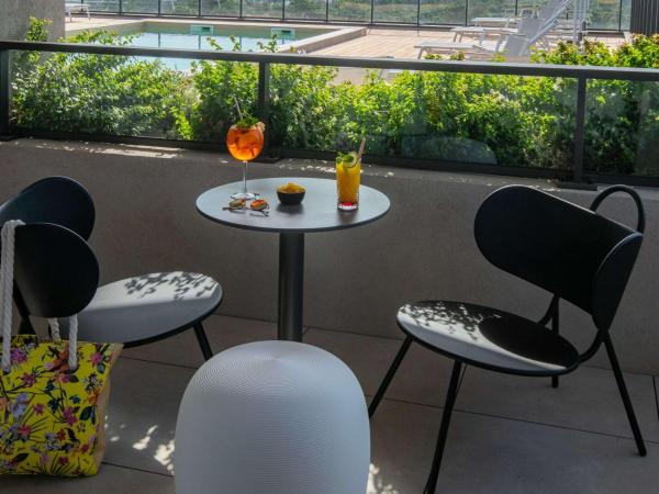 ibis Styles Porto Vecchio : photo 3 de la chambre chambre double avec canapé-lit et terrasse