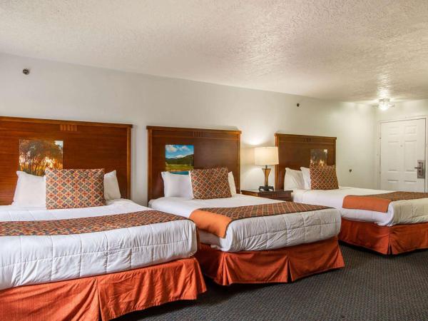 Sandia Peak Inn Old Town ABQ, a Howard Johnson by Wyndham : photo 3 de la chambre suite familiale avec 3 lits queen-size - non-fumeurs
