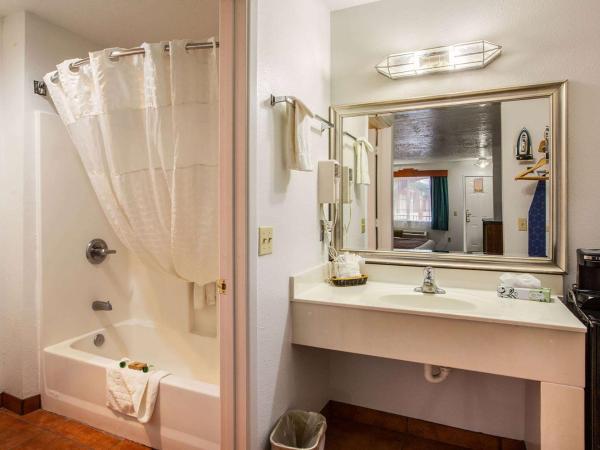 Sandia Peak Inn Old Town ABQ, a Howard Johnson by Wyndham : photo 4 de la chambre suite lit king-size de luxe avec jacuzzi - non-fumeurs