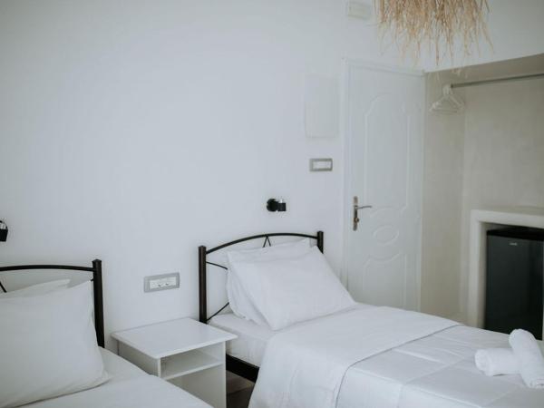 Hotel Thirasia : photo 5 de la chambre chambre double ou lits jumeaux avec balcon