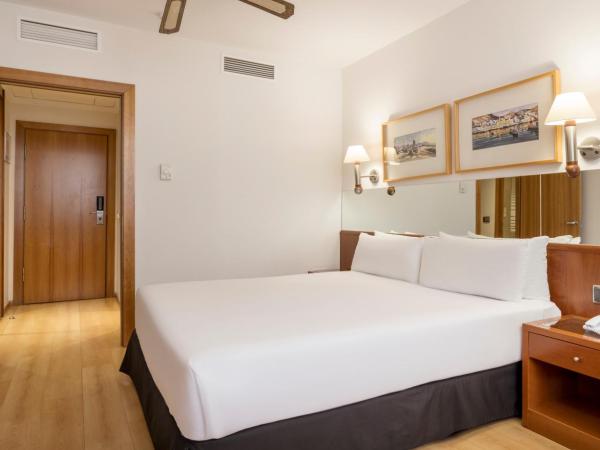 Ilunion Les Corts Spa : photo 2 de la chambre chambre triple (2 adultes & 1 enfant)