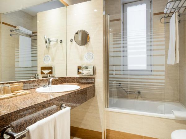 Ilunion Les Corts Spa : photo 5 de la chambre chambre triple (2 adultes & 1 enfant)