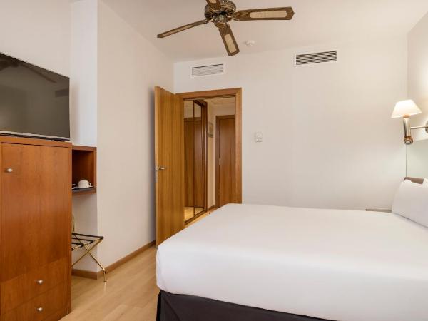 Ilunion Les Corts Spa : photo 3 de la chambre chambre triple (2 adultes & 1 enfant)