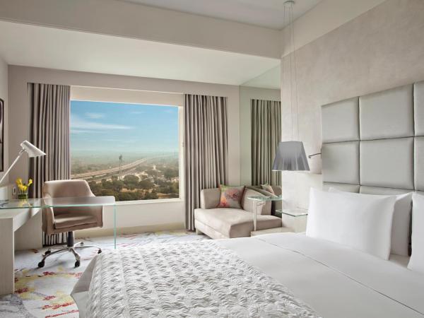 Le Meridien Gurgaon, Delhi NCR : photo 5 de la chambre deluxe room with aravalli view, king bed,  inr 1000 credit, late check-out by 1300 hours and early check-in by 1400 hours and 15% discount on f&b   