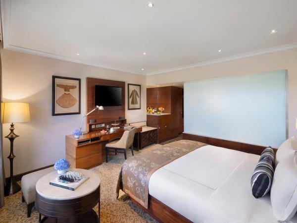 Taj Palace, New Delhi : photo 1 de la chambre taj club room king bed forest and pool view