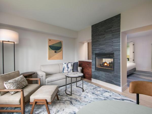 The Westin Sacramento Riverfront Hotel & Spa : photo 9 de la chambre suite junior avec cheminée