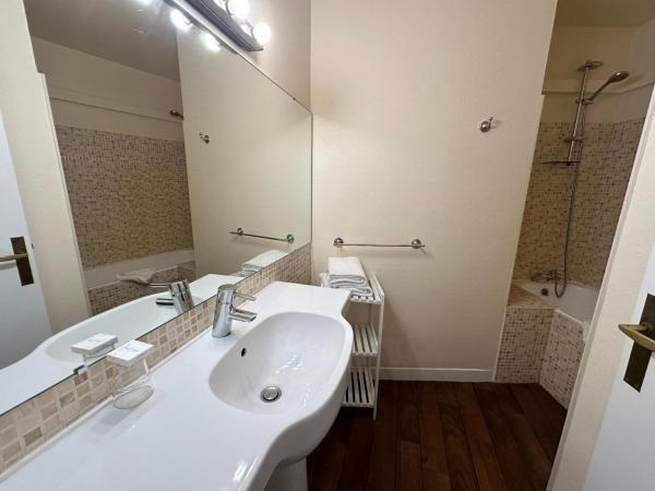 The Originals City, Hôtel Napoléon, La Roche-sur-Yon : photo 3 de la chambre chambre quadruple salon