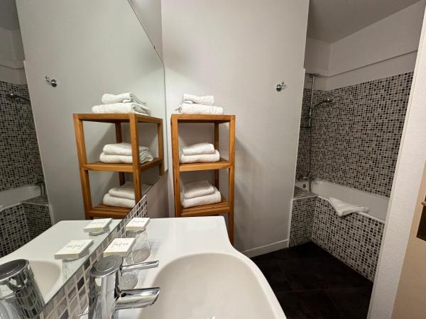 The Originals City, Hôtel Napoléon, La Roche-sur-Yon : photo 1 de la chambre chambre quadruple salon