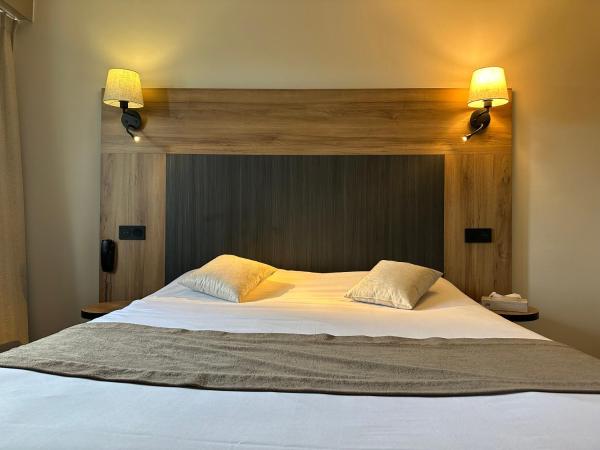 The Originals City, Hôtel Napoléon, La Roche-sur-Yon : photo 1 de la chambre chambre club - 1 lit double, 1 lit simple - 15m²