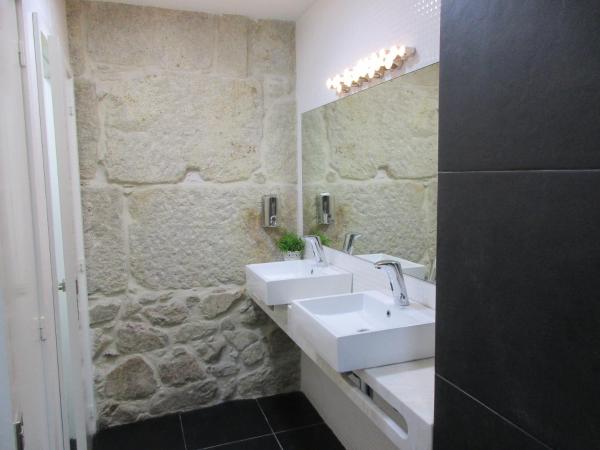 Happy Porto Hostel & Apartments : photo 2 de la chambre lit dans dortoir mixte de 10 lits avec salle de bains privative - vue sur rivière