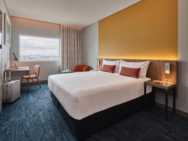 Rydges Sydney Airport Hotel : photo 1 de la chambre chambre lit king-size deluxe - vue sur aéroport