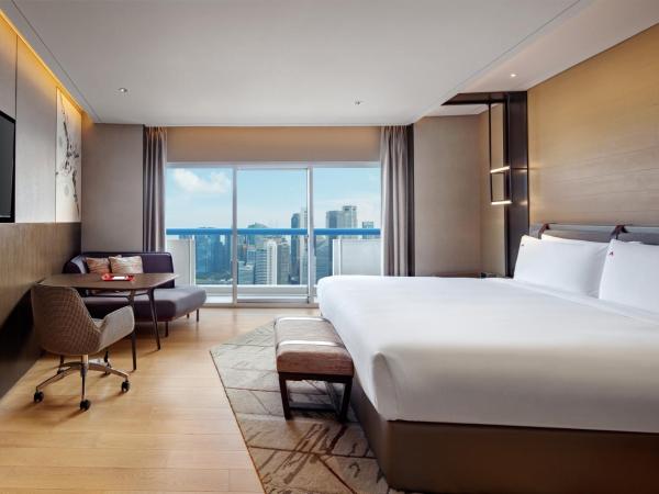 Swissotel The Stamford Singapore : photo 6 de la chambre executive, 1 king, l65 lounge access, high floor, balcony, city view