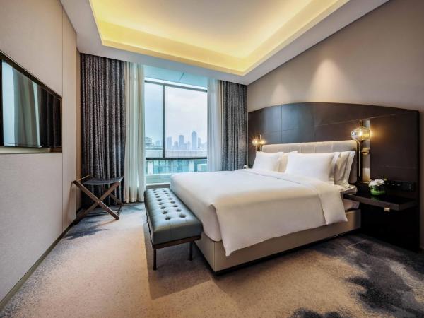 voco Wuhan Xinhua, an IHG Hotel : photo 3 de la chambre suite 1 chambre lit king-size avec accès au salon-club