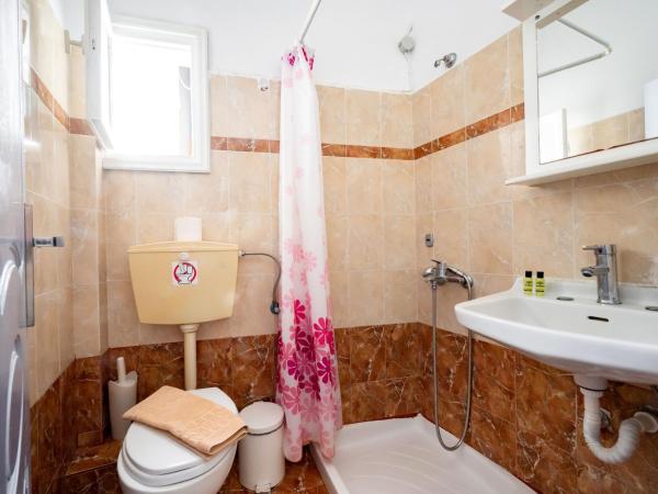 Hotel Thirasia : photo 8 de la chambre chambre double ou lits jumeaux avec fenêtre