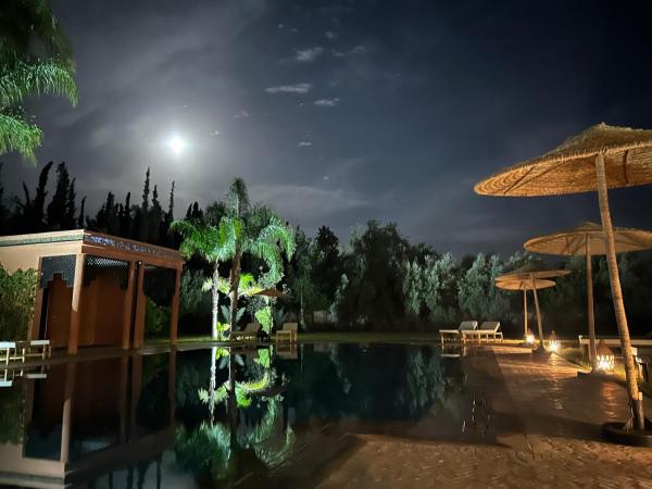 Villa Keshmere : photo 4 de la chambre suite lit queen-size - vue sur piscine