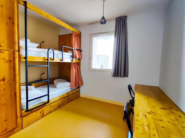 Auberge Le LEO de FOIX : photo 4 de la chambre chambre double avec salle de bains privative