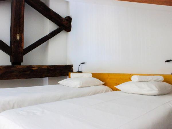 Auberge Le LEO de FOIX : photo 3 de la chambre chambre familiale avec salle de bains privative