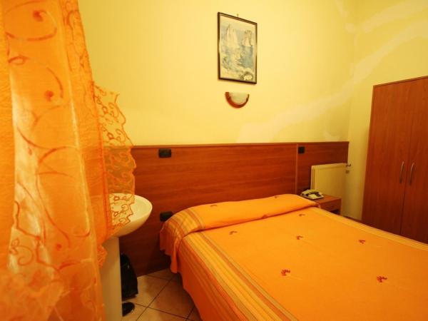 Hotel Casanova : photo 3 de la chambre chambre double avec salle de bains commune