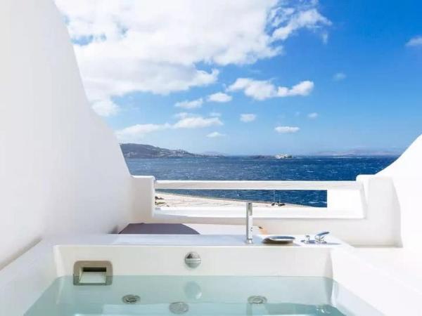 Superb 2BR Suite with Greek style : photo 2 de la chambre suite