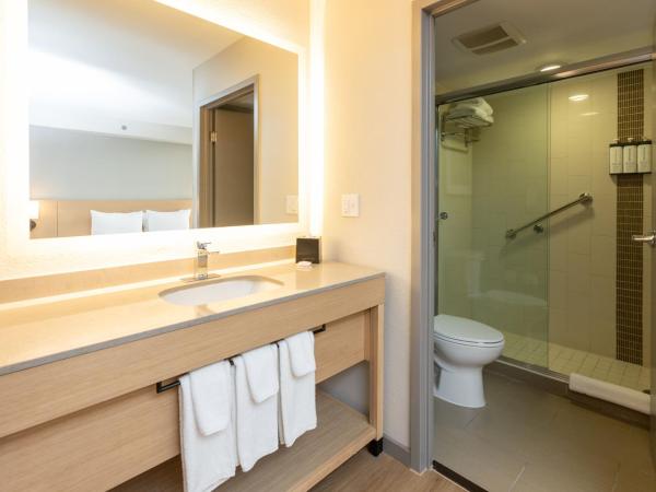 Hyatt Place Charlotte Arrowood : photo 1 de la chambre chambre avec 2 lits doubles et canapé-lit
