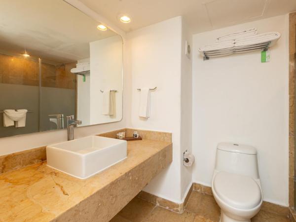 Tesoro Ixtapa Beach Resort : photo 6 de la chambre chambre double/lit king-size de luxe avec vue partielle océan