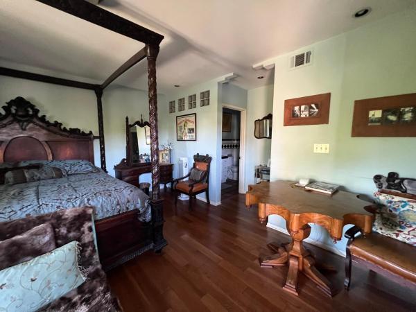 Universal Studios-Hollywood Hills guest suite with King bed : photo 2 de la chambre chambre triple avec salle de bains privative