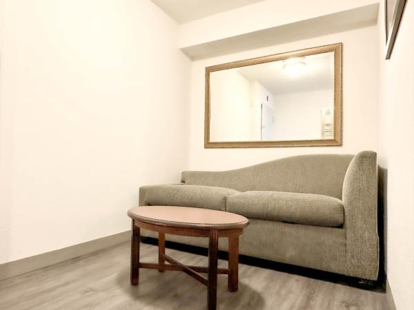 Comfort Inn & Suites Kissimmee by the Parks : photo 9 de la chambre chambre de luxe avec 2 lits queen-size et canapé-lit