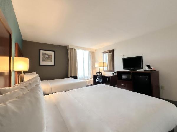 Comfort Inn & Suites Kissimmee by the Parks : photo 7 de la chambre chambre de luxe avec 2 lits queen-size et canapé-lit