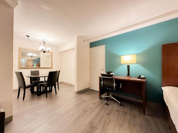 Comfort Inn & Suites Kissimmee by the Parks : photo 5 de la chambre suite lit king-size supérieure – non-fumeurs