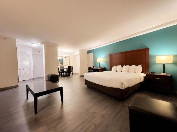 Comfort Inn & Suites Kissimmee by the Parks : photo 1 de la chambre suite lit king-size supérieure – non-fumeurs