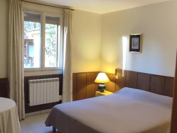 Chambre B&B à Font Margout - Calme - 4km de Sarlat - Petit-déjeuner : photo 1 de la chambre chambre double - vue sur jardin