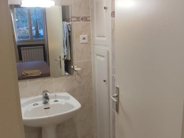 Chambre B&B à Font Margout - Calme - 4km de Sarlat - Petit-déjeuner : photo 4 de la chambre chambre double - vue sur jardin