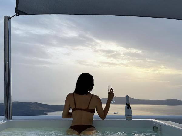 Dagaz Suites : photo 1 de la chambre honeymoon suite with caldera view (indoor & outdoor hot tub)