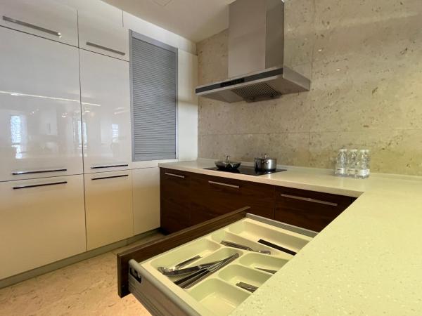 The Sandalwood Beijing Marriott Executive Apartments : photo 3 de la chambre three-bedroom apartment + 233㎡ + private bedroom + private living room + open-plan kitchen + laundry room + complimentary high-speed internet