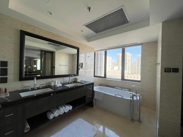 The Sandalwood Beijing Marriott Executive Apartments : photo 9 de la chambre three-bedroom apartment + 233㎡ + private bedroom + private living room + open-plan kitchen + laundry room + complimentary high-speed internet