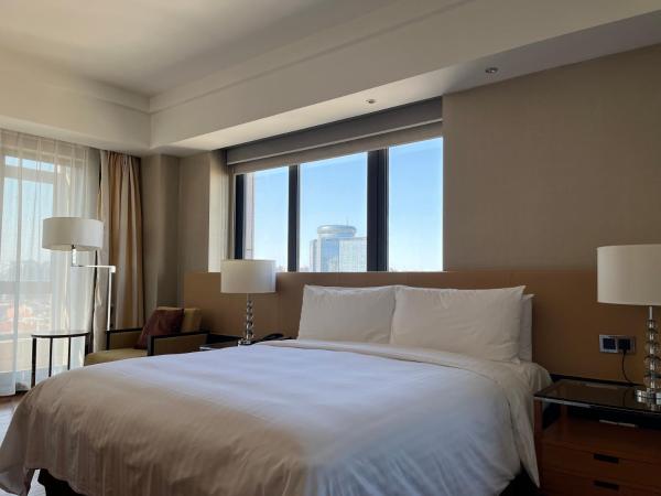 The Sandalwood Beijing Marriott Executive Apartments : photo 8 de la chambre large one-bedroom apartment + 116㎡ + private bedroom + private living room + open-plan kitchen + laundry room + complimentary high-speed internet