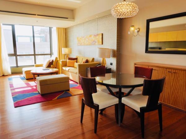 The Sandalwood Beijing Marriott Executive Apartments : photo 3 de la chambre large one-bedroom apartment + 116㎡ + private bedroom + private living room + open-plan kitchen + laundry room + complimentary high-speed internet