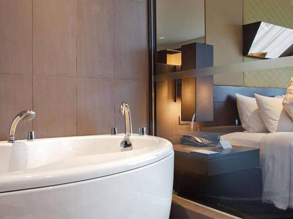 Golden Tulip Mandison Suites : photo 1 de la chambre suite avec baignoire