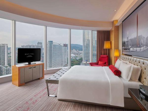 Sofitel Guangzhou Sunrich - Registration Service and Free Shuttle Bus to Canton Fair Complex : photo 1 de la chambre chambre de luxe avec lit king-size - accès au salon exécutif