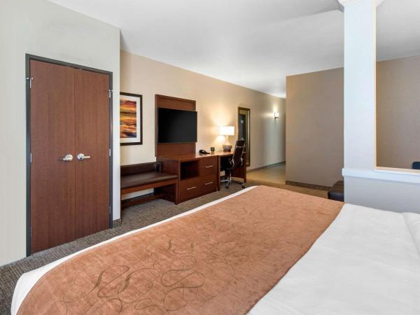 Comfort Suites Denver International Airport : photo 2 de la chambre suite lit king-size avec canapé-lit et baignoire spa - non-fumeurs
