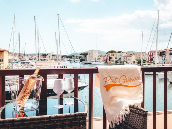 Le Suffren Hôtel : photo 5 de la chambre chambre prestige avec balcon - vue sur port de plaisance