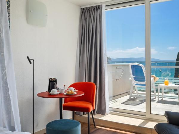 Hotel Mimosa Lido Palace - Maslinica Hotels & Resorts : photo 5 de la chambre chambre double deluxe avec balcon - vue sur mer